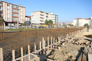 Tören Alanı Çevre Düzenlemesi ve Gençlik Merkezi Yapım Çalışmaları Sürüyor